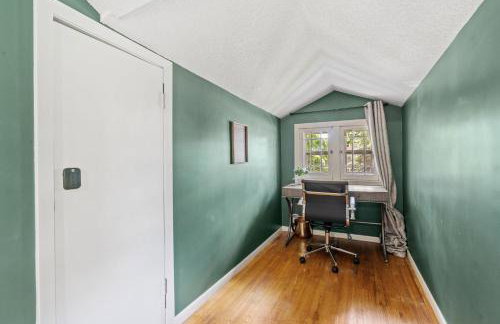 Lowry Parlour - Photo 36