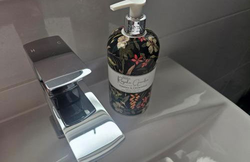 Stylish home in trendy area close to city centre, with parking - Foto 30