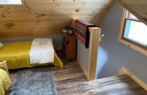 Cabin in the woods with fire pit and porch - Foto 44