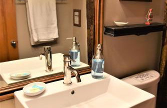 New listing! ON 62-acre Broad Ripple park/ less than a mile from Broad Ripple village. - Foto 17