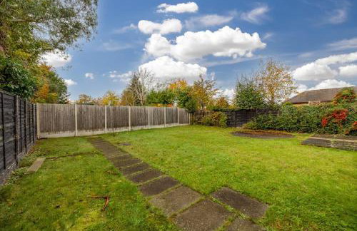 Meadow House with Driveway Parking, Spacious Garden, Fast Wifi and Smart TVs by Yoko Property - Foto 28