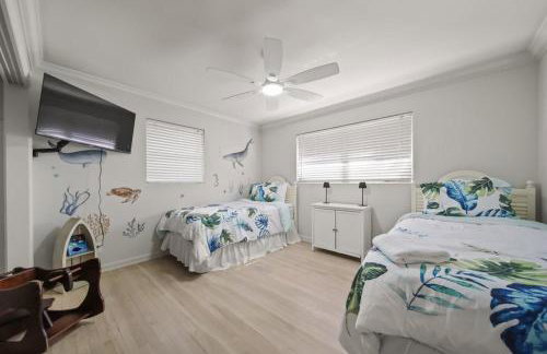 Tropical PoolHome Walk to Shops Near Beach - Foto 53