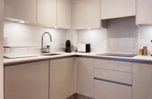 Modern 1-Bedroom Apartment near Kew Gardens with Free Parking & Workspace - Foto 14