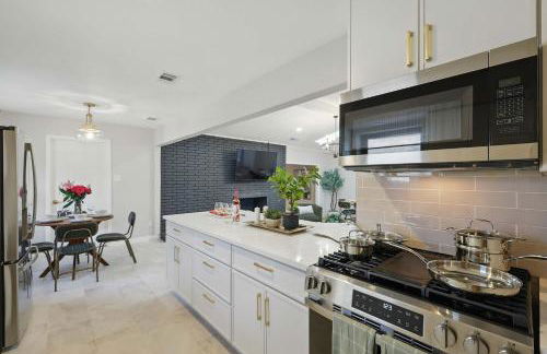 Spacious 5BR Getaway with Pool - Foto 17