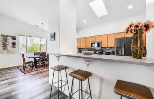 Remodeled modern beauty backs to open desert with mountain views & home theatre - Foto 18