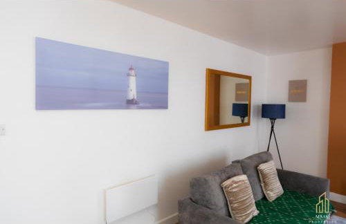 Modern 2BR Apartment - Prime Location Near Beach & Town - Sleeps 5 - Foto 13