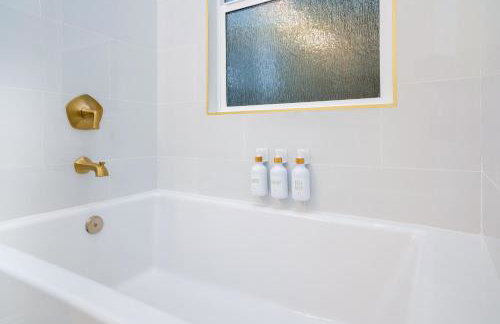 Newly Built Coastal Home with Yard - Foto 10