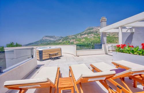 VILLA CVITA is a modern 5-bedroom villa with a Jacuzzi, a Gym and Finnish Sauna, a heated pool, and amazing views - Foto 9