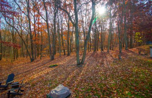 Stunning Poconos Villa- Hot Tub, Pool, Game Room, BBQ & more - Foto 9