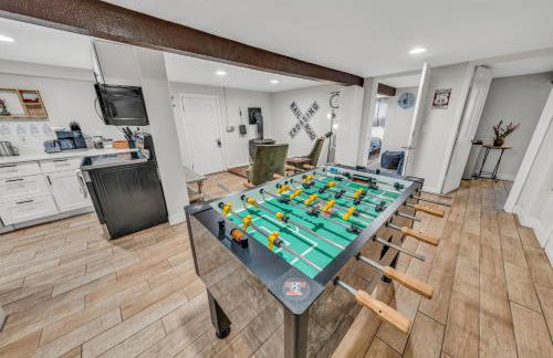 NEW! HUGE 5BR Mountain Views Game Room Hot Tub Lawn Games BBQ - Photo 57