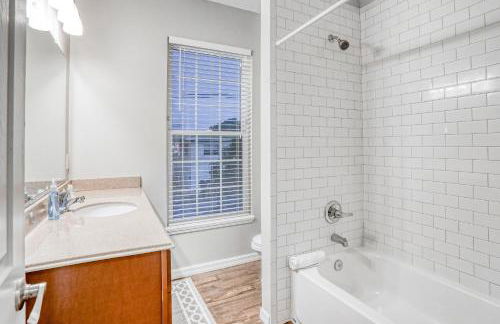 Updated, dog-friendly gem w/fenced yard, foosball & pool tables, WiFi, fireplace - Foto 23