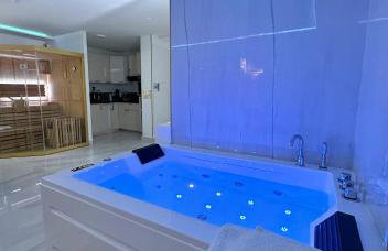 Private suite with jacuzzi sauna and garden - Foto 35