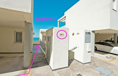 On Beach Deluxe Apartment with Pools and own Garden - Foto 20