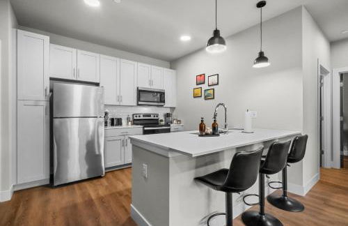 Luxe King Suite, Cozy Sectional, Gym, Pool, U of A - Photo 5