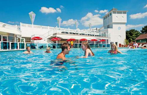 Family Seaside Retreat Private Stay at 5-Star Rockley Holiday Park Poole - Photo 31