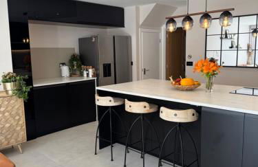 Modern Luxury Home with Spacious Garden close to Warner Bros Studio - Foto 9