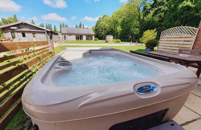 The Victorian Barn self catering holidays with pool & hot tubs - Photo 34