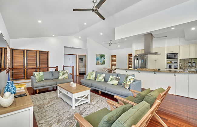 Reeflections Beachfront Holiday House - Photo 12