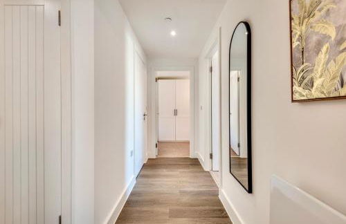 Luxury City Escape - Brand New Stylish 2 Bedroom Apartment with Parking - Foto 22