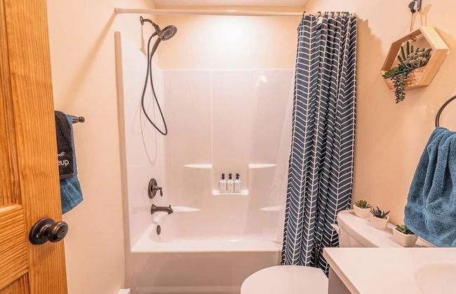 NEW Large Group Summer Getaway W/hot Tub + Game Room! - Foto 24