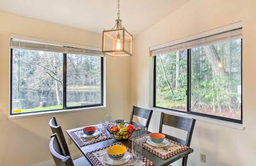 Quiet Lakefront Olympia Home with Dock on Half Acre - Foto 6