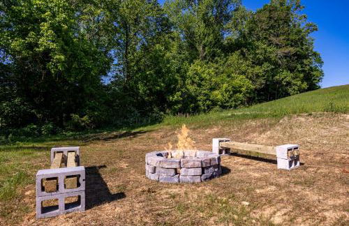 Happy Hideout, country livin with great mountain views, hot tub, arcades, fire pit, pets ok with fee - Foto 29