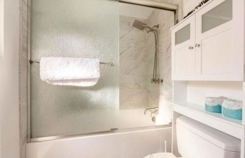 2 bedroom bungalow with hot tub - Photo 65