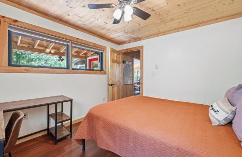 Sitting Bear Cottage with Hot Tub - Photo 20