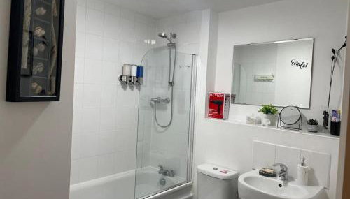 Cityfront Luxe Apt Near City Centre Facing Etihad & Coop Live, Free Parking - Foto 5, towels, Shower