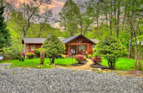 Bear Naked Hideaway - Relax in the hot tub with sounds from the nearby creek - Foto 5