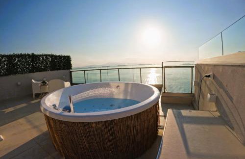 Stylish Rooftop Retreat with Hot Tub with Loutraki Beach - Foto 16