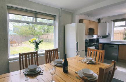 Free Parking, Ideal for long term contractor, etc stays, Fast WIFI, 3 miles 7 mins drive to Nissan, 15 mins to Sunderland Newcastle, Regular Housekeeping Options - Dwellcome Home Ltd 3 DOUBLE Bedroom House Boldon - see our site for assurance - Foto 3