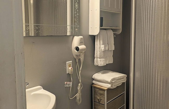 3Bedroom2Bath CarriageHouse Pet Friendly - Photo 14