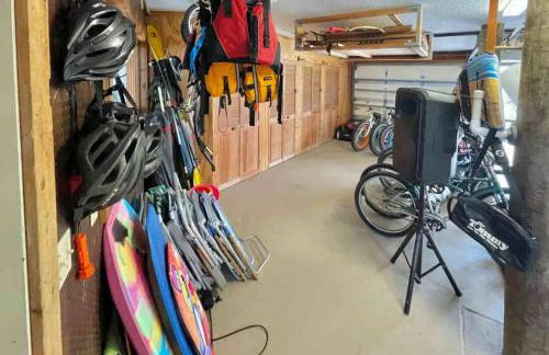 Chic Home: Ocean Views, Hot Tub & Game Room! - Foto 42