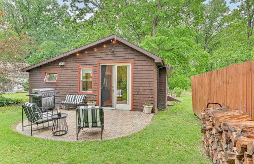 Walk to Kelsey Lake Cassopolis Home with Yard! - Foto 1