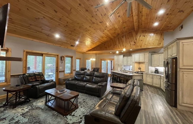 Nature lovers dream! Steps from fishing plus 140 acres of hiking! 4 Bedroom Home by RedAwning - Foto 8