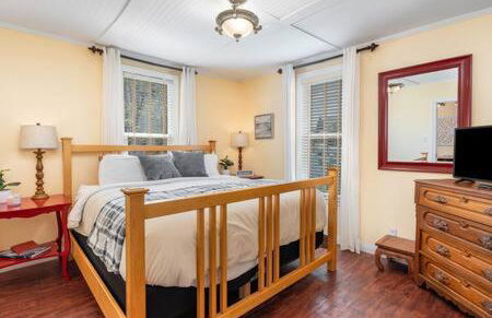 Downstairs 2 Bedroom Apt- Pet Friendly- walking distance to beach & shops - Foto 2