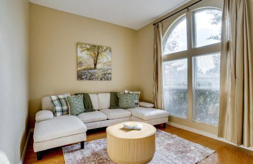 Family Getaway with Fenced Yard in Haltom City! - Foto 4