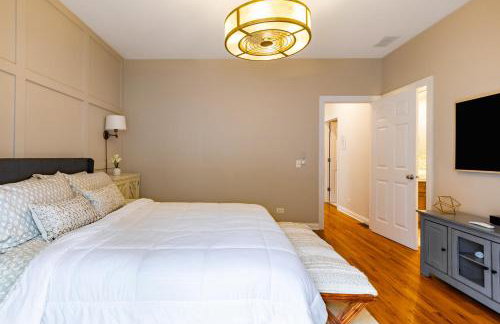 Windy City Getaway - 3BR 2BA Chicago Townhouse home - Photo 36