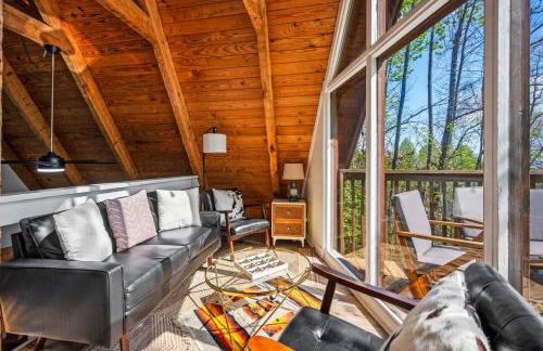 Charming A-Frame Cabin w Hot Tub & Mountain Views - Foto 38