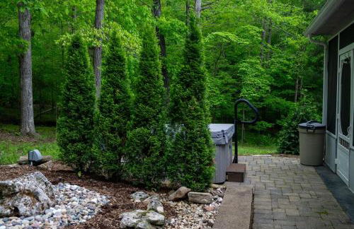 Romantic Cottage w Hot Tub & Views - Photo 22