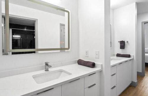 Midnight Marvel - Amazing City Views, Free Parking - Foto 30