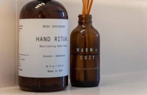 Stylish Mid-Century Oasis with Pool - Foto 12