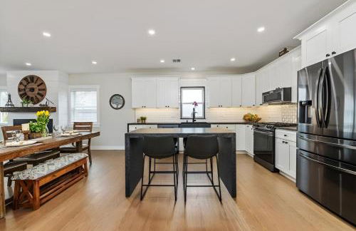 Renovated & Sophisticated Home Near Beach & Shops! - Photo 78