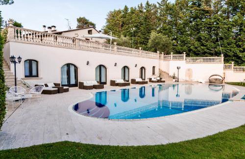 Living la Dolce Vita with pool - Photo 1