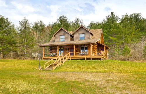 Log Cabin with Pond and Trail Access in Almond! - Foto 1