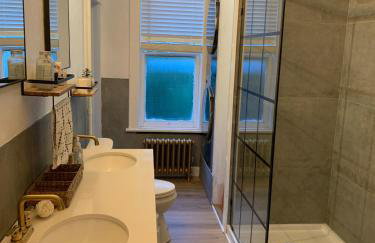 Updated 2 bedroom close to downtown and university - Foto 7