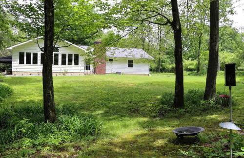 Large home with hot tub in serene wooded setting - Foto 67