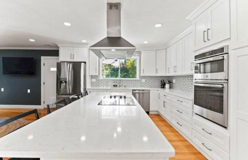 Walk to the Beach - Modern Home with FirePit and Bikes - Foto 24