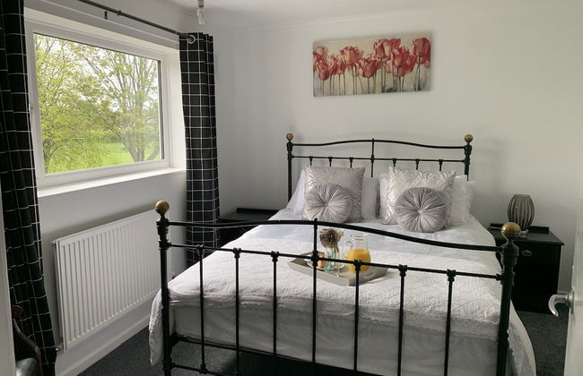 House - Sleeps 5, Parking & Private Garden - Foto 1